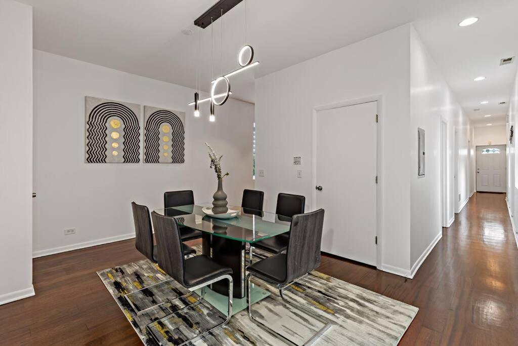 The Penthouse, Lux Near Downtown, Uofc & Apartment